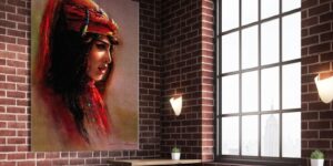 تابلو دکوراتیو بوم زن روسری دار قرمز