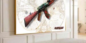 تابلو مفهومی با طرح تفنگ AK-47 و نقشه جهان