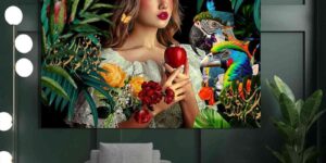 تابلو طبیعت با طرح زن و گل‌های جنگلی