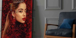 تابلو هنری با پرتره زن و الگوهای سنتی قرمز