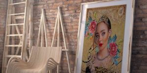 تابلو پرتره با تاج و خطاطی پارسی گلدار