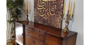 تابلو خطاطی علی بن ابی‌طالب با نقش‌های سنتی